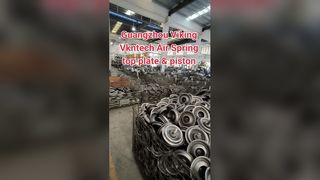 Come vengono prodotti la piastra superiore e il pistone della molla pneumatica?