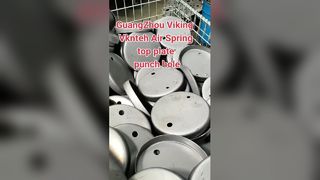 come viene perforato il foro della piastra superiore della molla pneumatica?