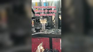 come funziona il bordo della taglierina della piastra superiore della molla pneumatica?